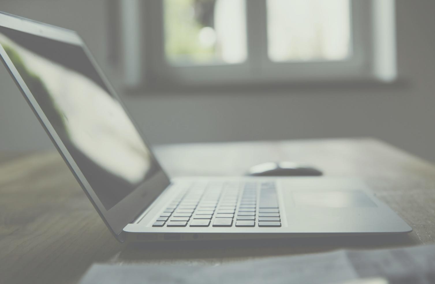 Análisis de datos financieros con gráficos y documentos sobre mesa de trabajo