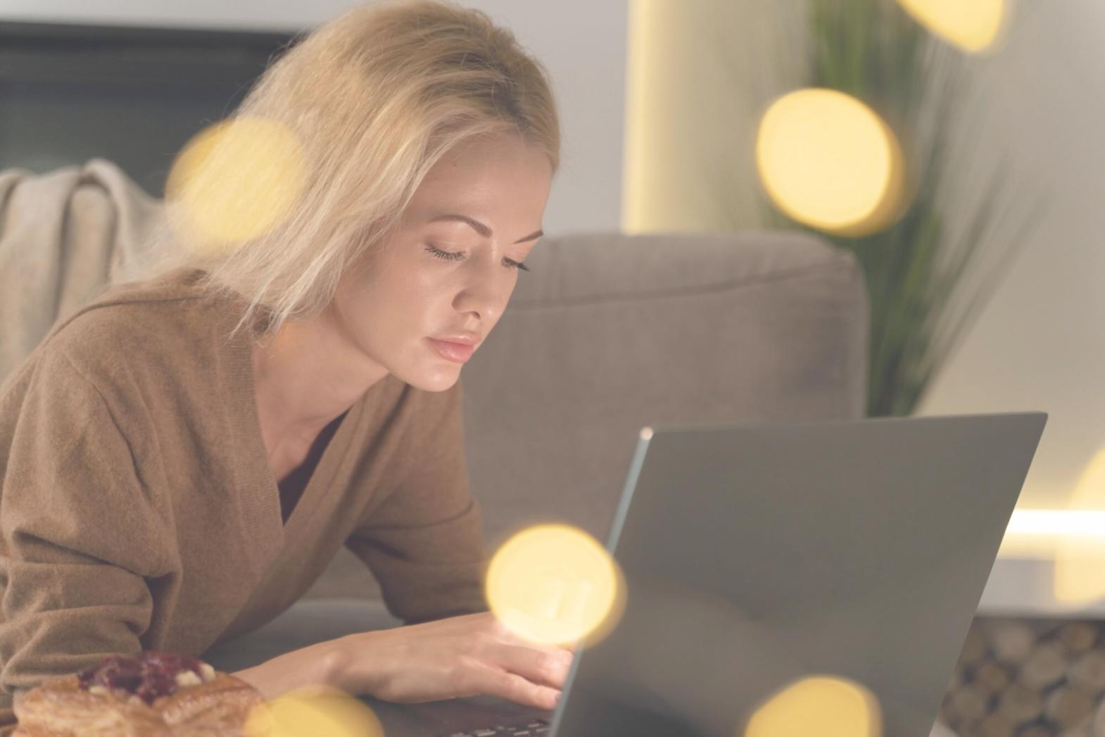 Equipo trabajando en planificación financiera colaborativa