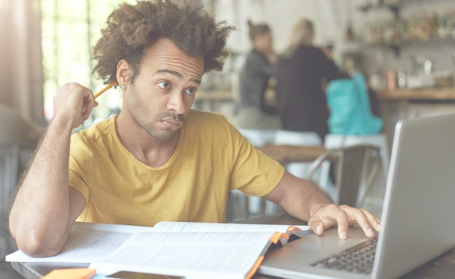 Persona revisando objetivos financieros con documentos y tablet sobre escritorio