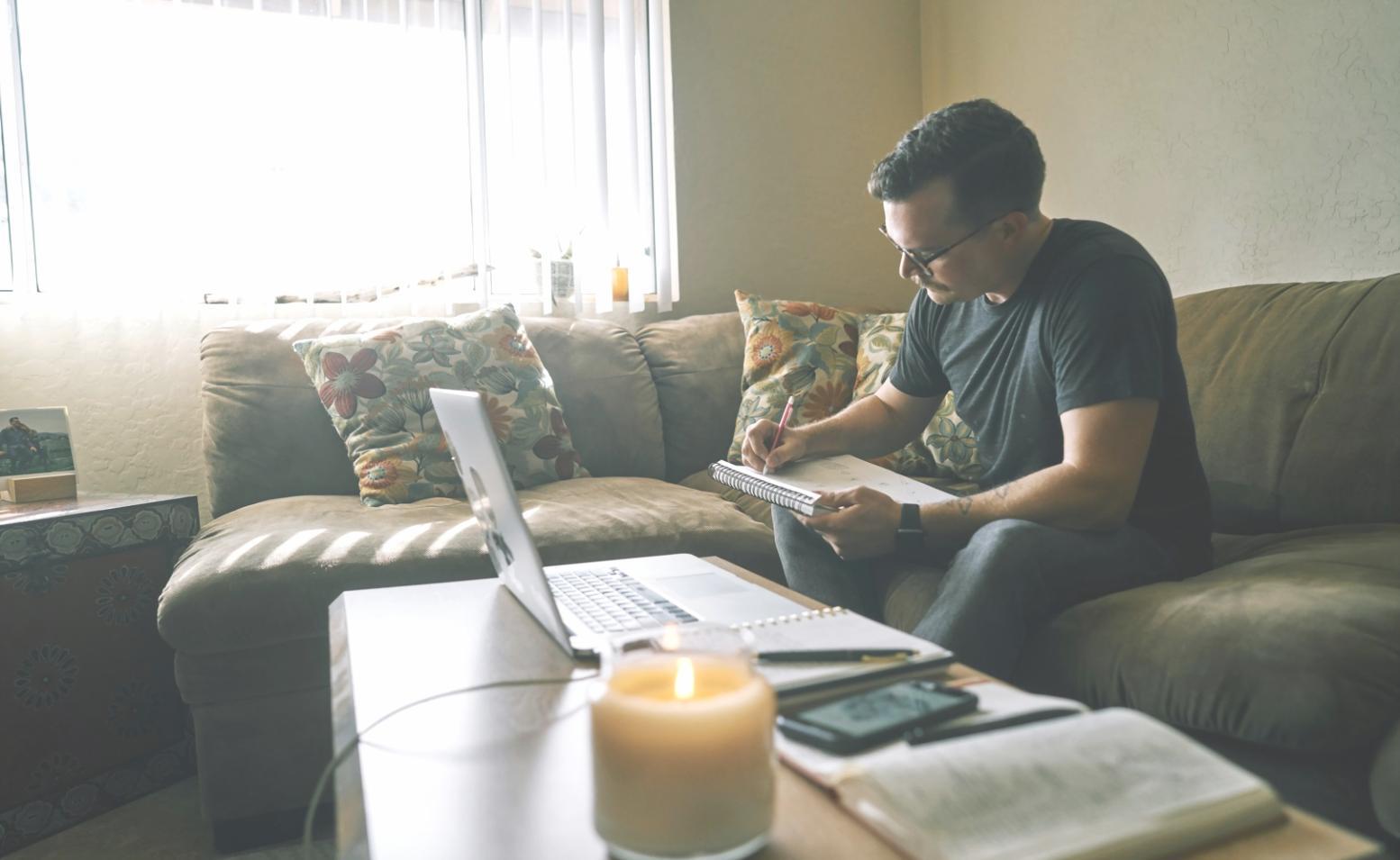 Análisis financiero con gráficos y documentación sobre mesa de trabajo