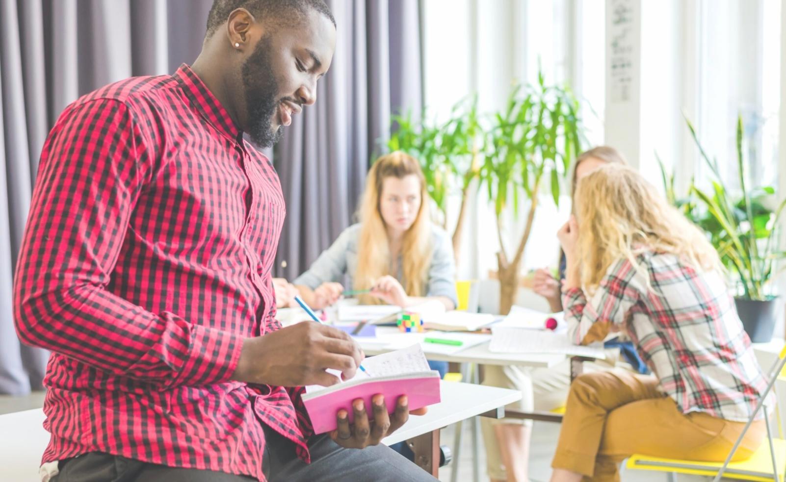 Persona analizando estrategias financieras con documentos y calculadora